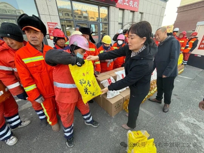 科右中旗总工会开展“城市因你而美 工会关爱随行”环卫工人节集中慰问活动1.jpg