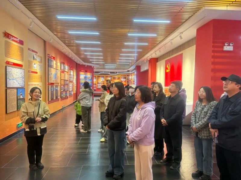 包头市石拐区总工会举办“登高望远齐奋进 民族团结心连心”主题宣讲活动1.jpg