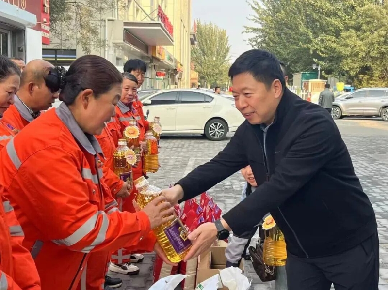 巴彦淖尔市、临河区两级总工会联合开展环卫工人集中慰问活动1.jpg