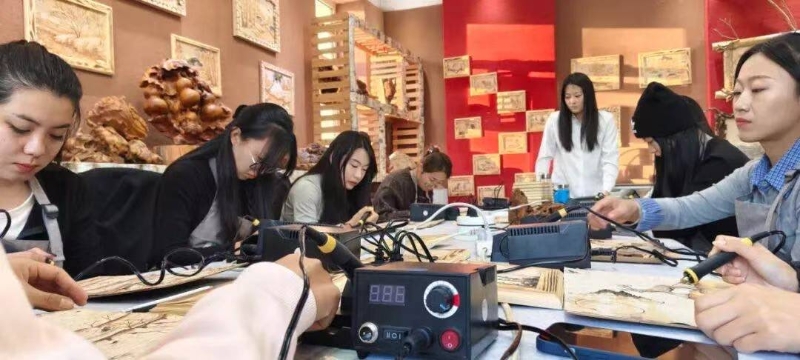 0指尖艺韵 自然之美——甘河森工公司工会女职工进行树皮画创作.jpg 0指尖艺韵 自然之美——甘河森工公司工会女职工进行树皮画创作.jpg