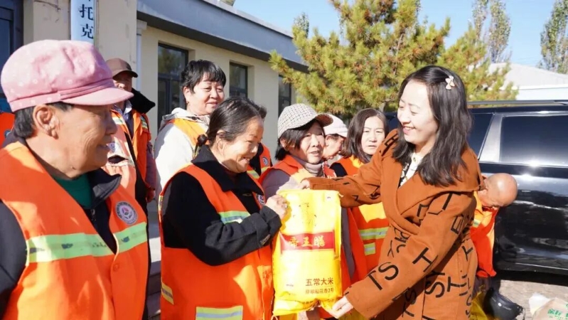 感恩“城市美容师” 工会关怀润心田——鄂托克旗总工会开展环卫工人集中慰问活动2.jpg