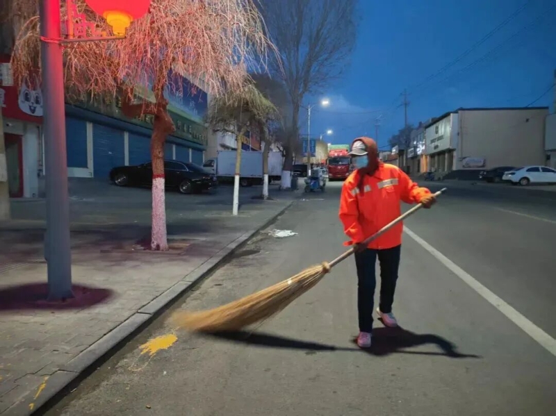 精心为城市“梳妆”——记内蒙古自治区劳动模范、乌拉特中旗海流图镇人民政府社会治理办清扫队环卫工王淑分.jpg