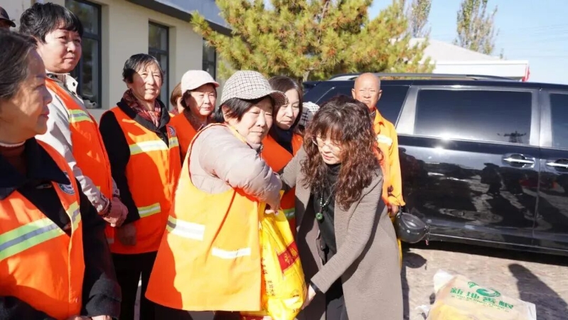 感恩“城市美容师” 工会关怀润心田——鄂托克旗总工会开展环卫工人集中慰问活动.jpg