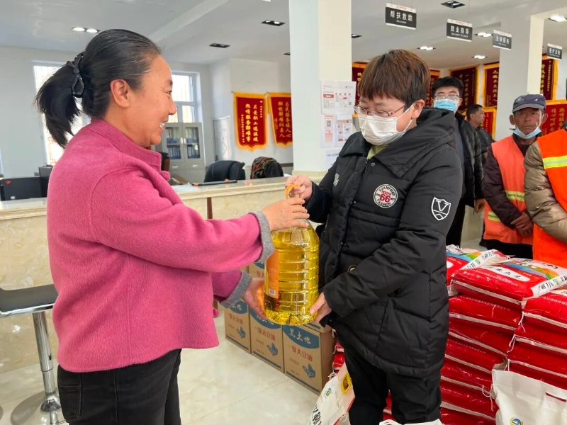 关爱精准送达 情暖困难职工2.jpg 关爱精准送达 情暖困难职工2.jpg