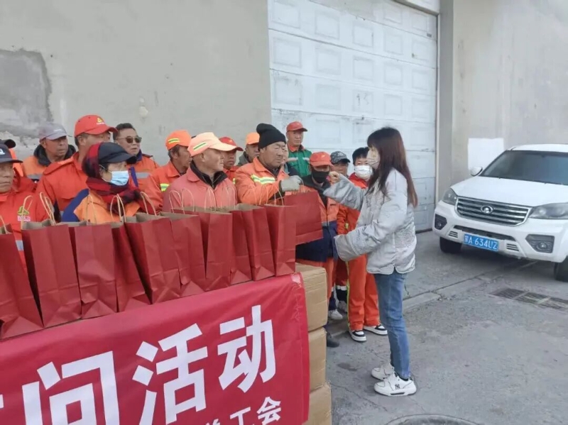 赛罕区总工会开展2025年环卫工人集中慰问活动2.jpg