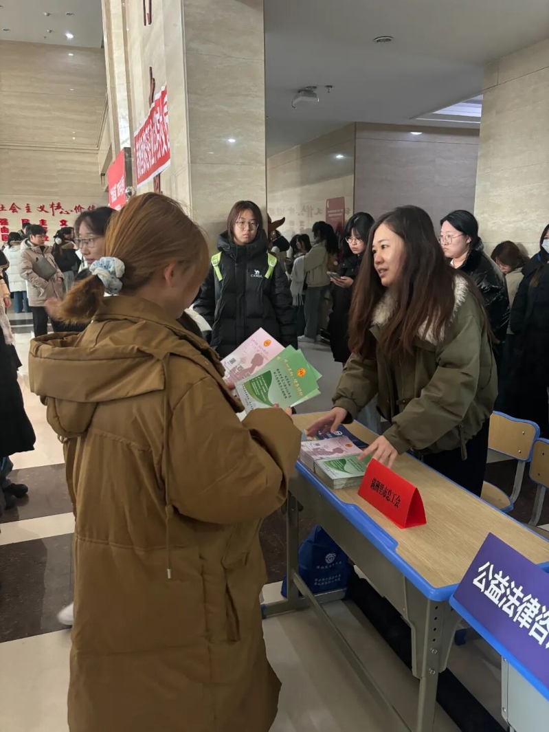 搭建工会就业平台 暖心护航毕业学子 满洲里市总工会助力高校毕业生扬帆起航2.jpeg