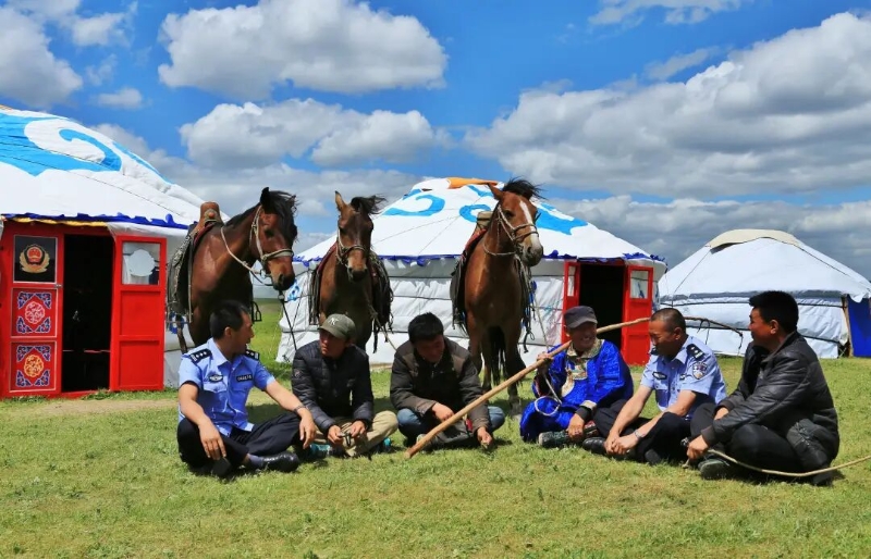 警务交流：毡房前的警民对话.jpg
