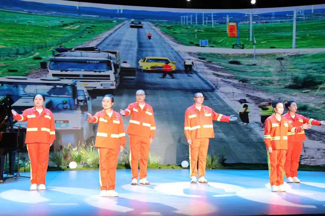 11月25日晚，自治区总工会与文联举办“中国梦·劳动美”全区第三届劳动者之歌诗歌朗诵会