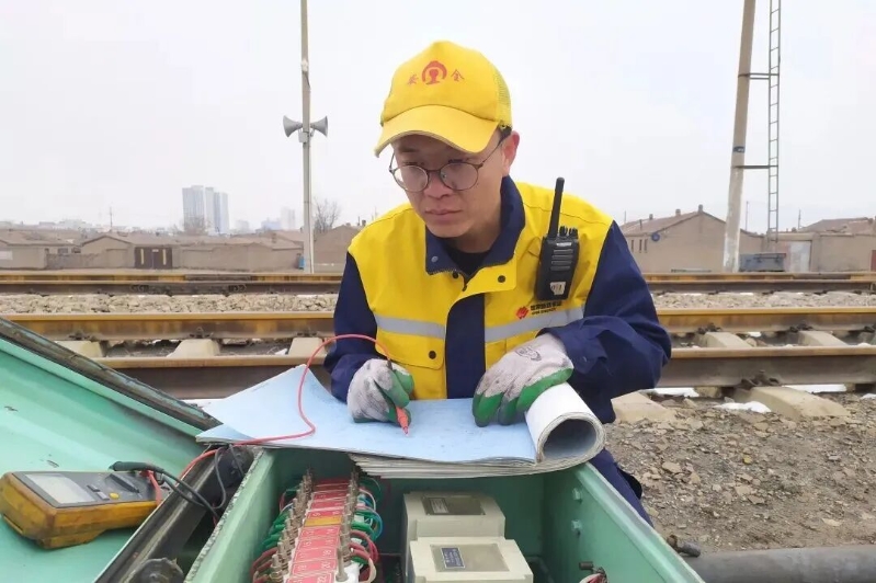 铁路安全的 “电务担当”——记内蒙古自治区劳动模范、国家能源集团煤焦化有限责任公司铁路公司工电部电务班长毕云峰1.jpg
