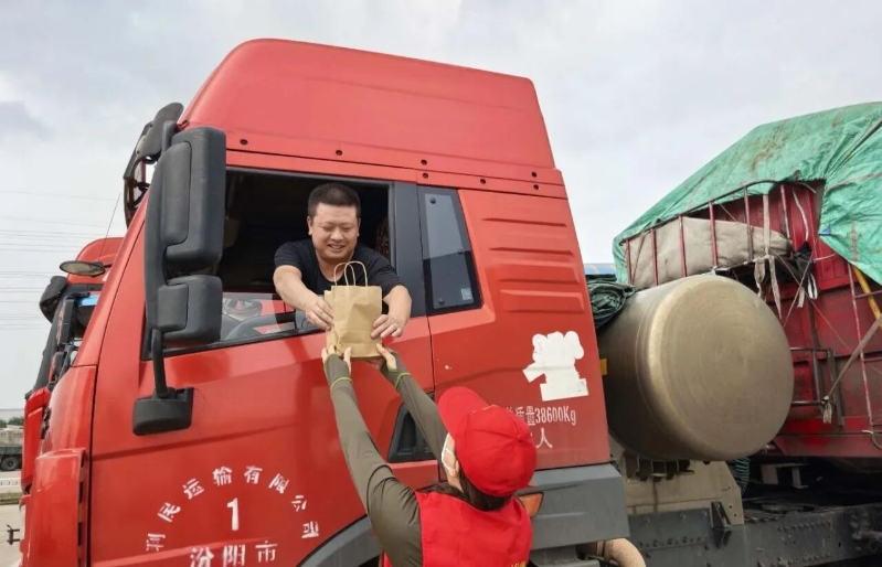 “群”策“群”力护征途 工会温情暖司乘——中铝物流内蒙古公司工会以精准服务激活运输一线动能1.jpg