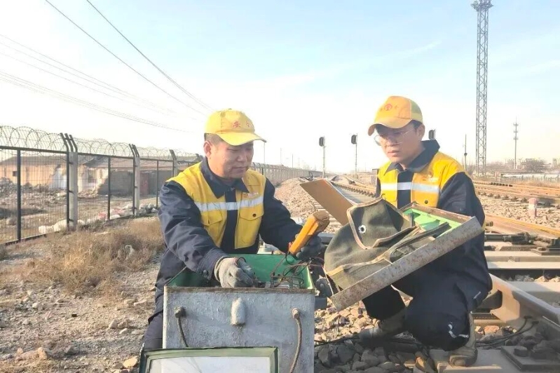 铁路安全的 “电务担当”——记内蒙古自治区劳动模范、国家能源集团煤焦化有限责任公司铁路公司工电部电务班长毕云峰2.jpg