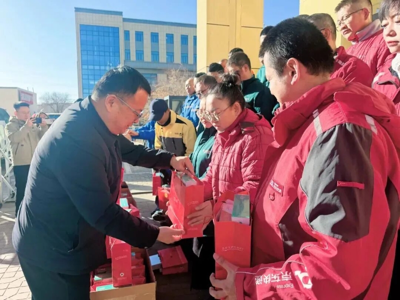 暖“新”护航“双十一” 鄂尔多斯市总工会精准关爱一线“快递侠”.jpg