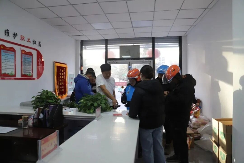 扎鲁特旗总工会开展“暖心礼包” 情暖新就业形态劳动者活动1.jpg