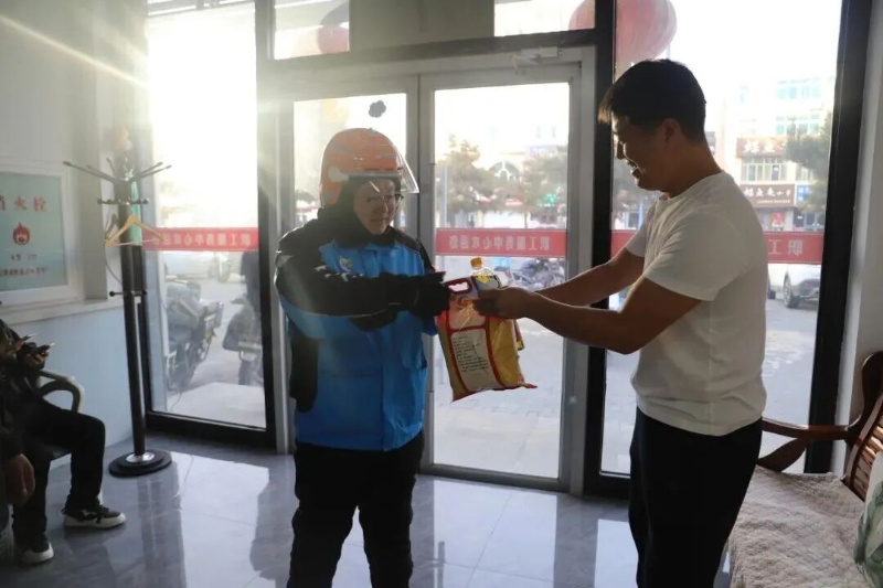 扎鲁特旗总工会开展“暖心礼包” 情暖新就业形态劳动者活动3.jpg