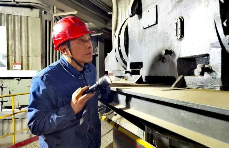 以匠心守护炉火 用坚守锻造光明.jpg