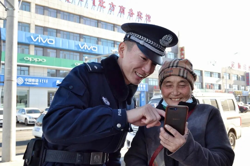 警民团结，笑颜如花3.jpg