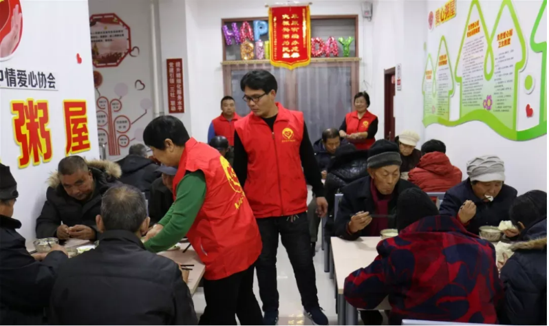 巴林右旗爱心粥屋多点开花 暖心服务守护户外劳动者.png