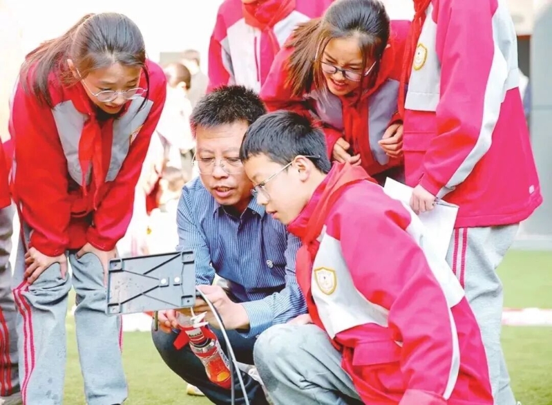 点亮青少年科技创新的灯塔1.jpg