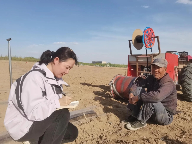 满腔为农情 献计田野间.jpg