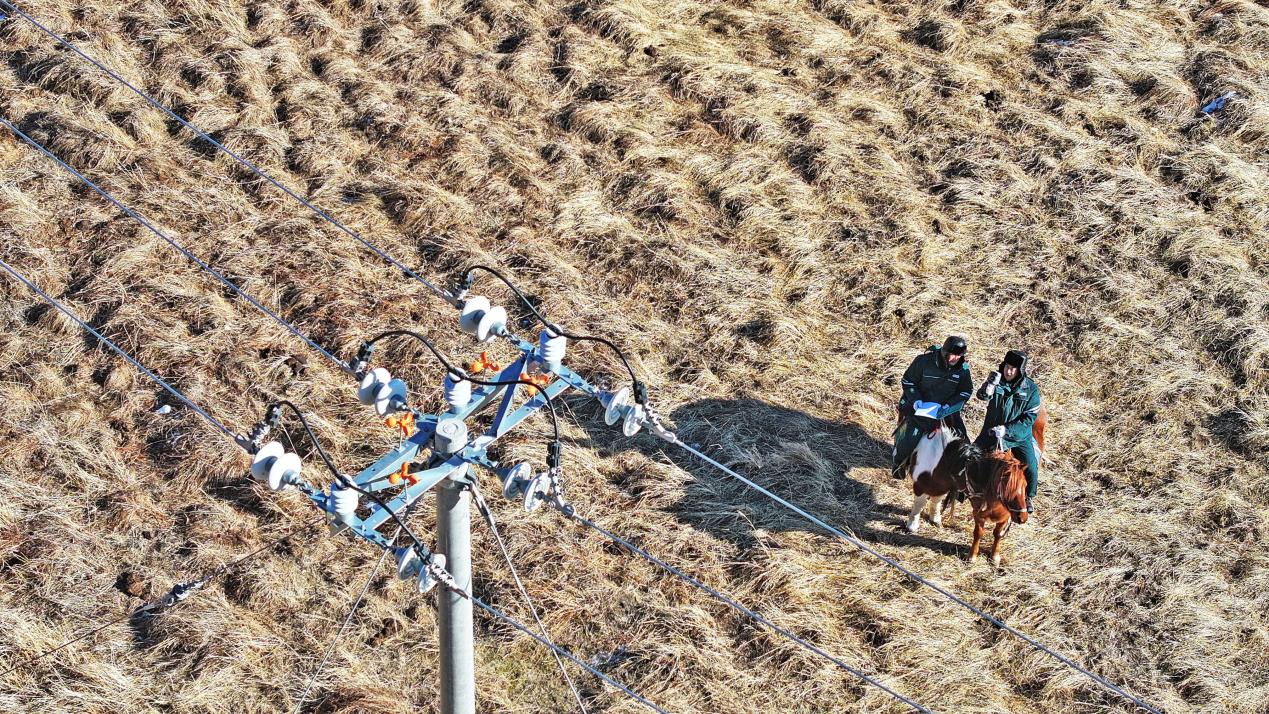 策马巡银线 保电暖万家