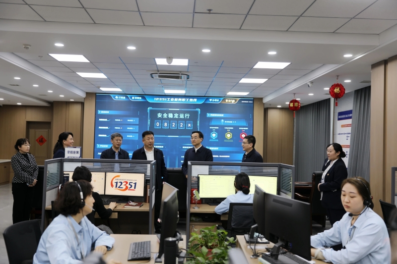 全国总工会副主席、党组成员钟洪江在内蒙古调研3