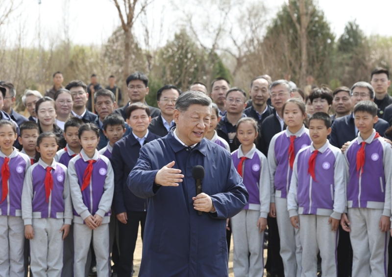 习近平在参加首都义务植树活动6