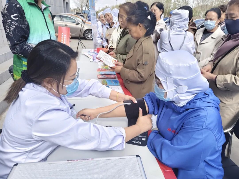 锡林浩特市总工会开展职业病防治宣传周活动.png