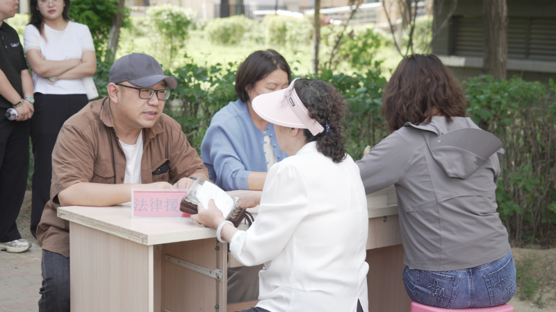 自治区总工会开展“普法惠民暖人心 民族团结一家亲”主题党日活动2.png
