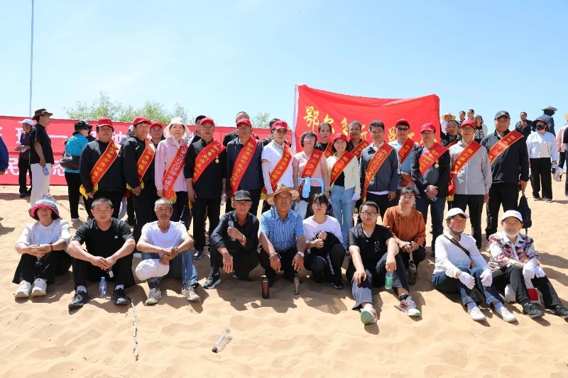 弘扬劳模精神，厚植生态底色——劳模志愿服务队赴毛乌素沙地开展义务植树活动1.jpg