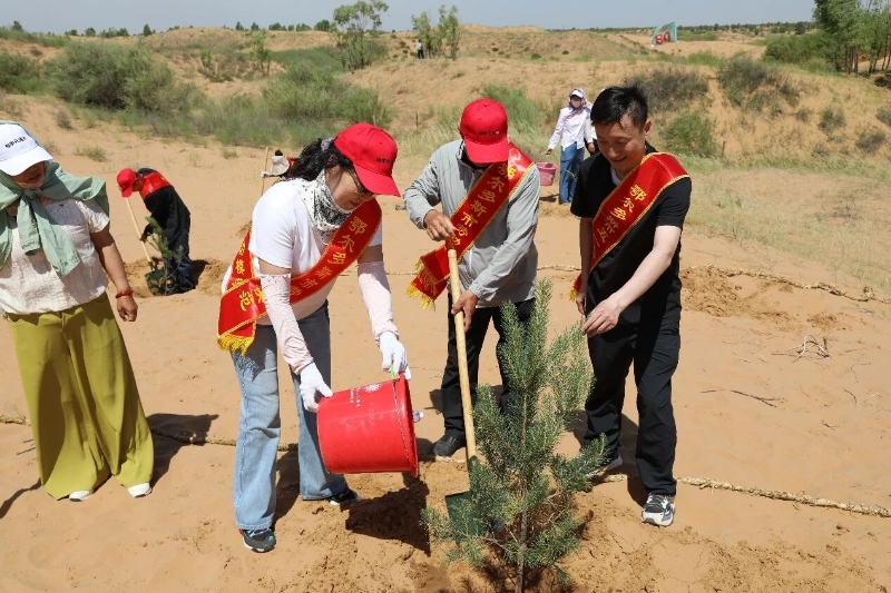 弘扬劳模精神，厚植生态底色——劳模志愿服务队赴毛乌素沙地开展义务植树活动2.jpg