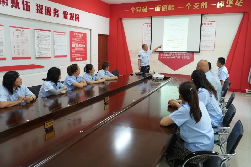 李军：匠心深耕十米车厢3.jpg