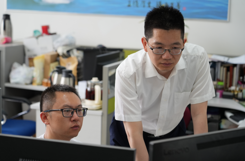 一行代码一束光2.png