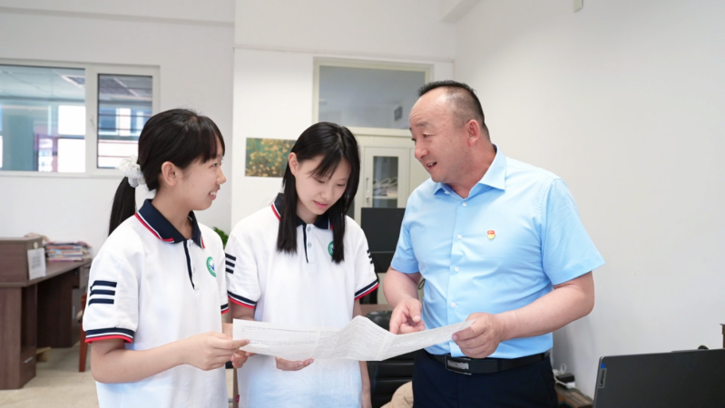 淡永平：三尺讲台，一生育人4.png
