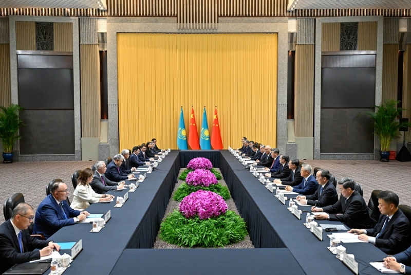 习近平会见哈萨克斯坦总统托卡耶夫2.jpg