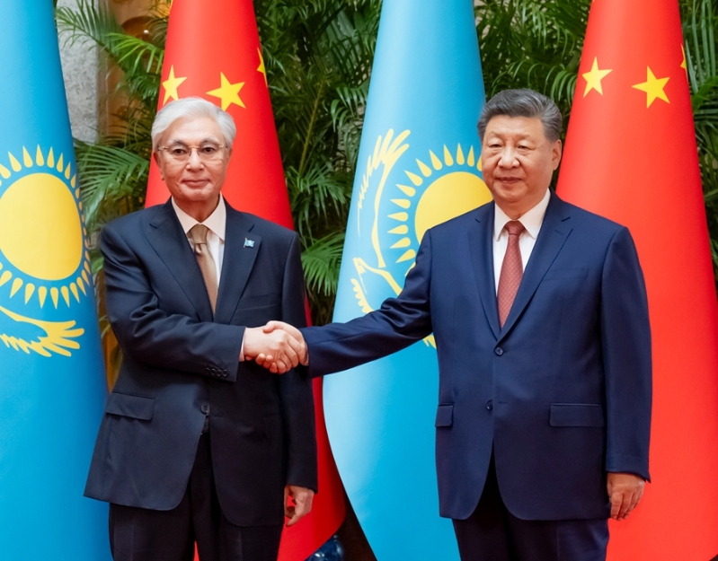 习近平会见哈萨克斯坦总统托卡耶夫1.jpg