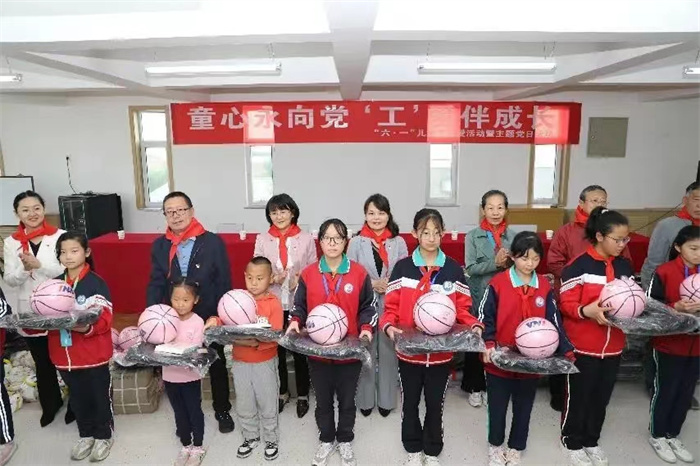 5月30日，自治区总工会女职工部党支部、离退休人员工作处党支部与呼和浩特市总工会、和林格尔县总工会联合组织党员、干部开展“童心永向党   ‘工’爱伴成长”“六一”儿童节关爱活动暨主题党日活动