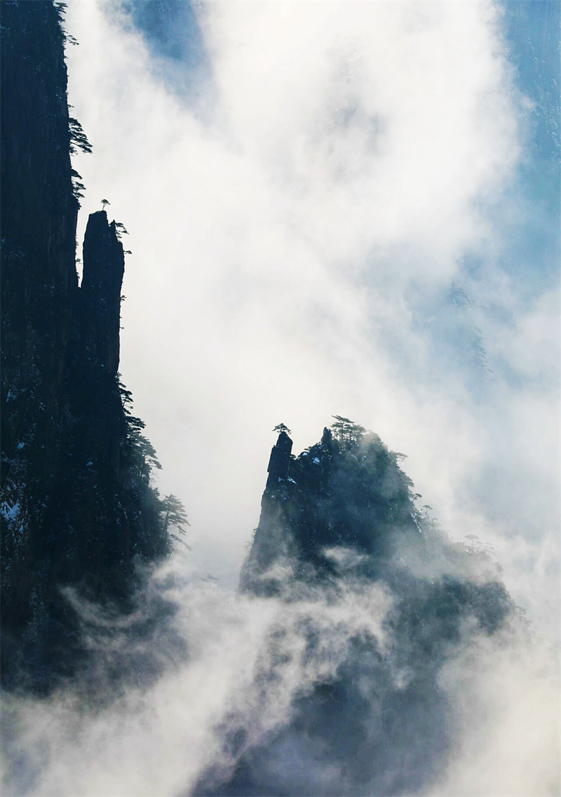 伫立云海（汤青  摄)