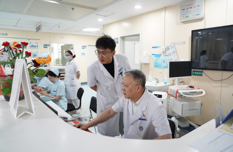 肾脏“守灯人”刘致中：以匠心执刀 为生命点灯4.png