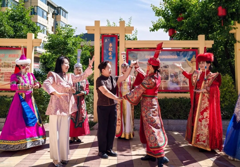 同心奏响团结曲——铸牢中华民族共同体意识深植内蒙古各族群众心间3.jpg