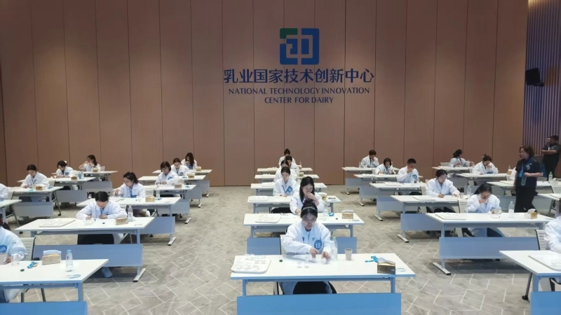 以赛砺匠赋能奶业振兴 匠心逐梦绽放乳都芳华——2026全国乳制品行业职业技能竞赛决赛在呼和浩特举行2.jpg