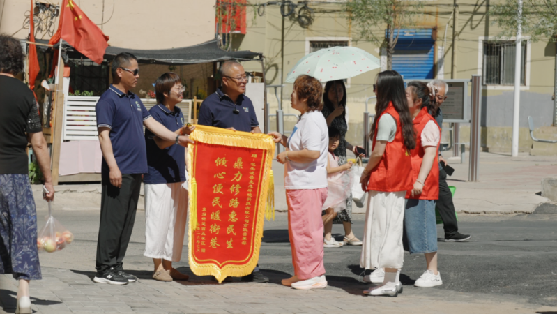 丁吉万：16岁握起扫帚 37年没放下2.png