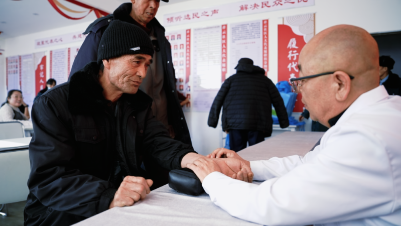 扎根边疆的草原医生3.png