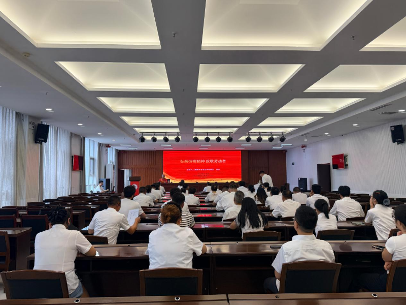 东乌旗总工会开展劳模进企业宣讲活动.png