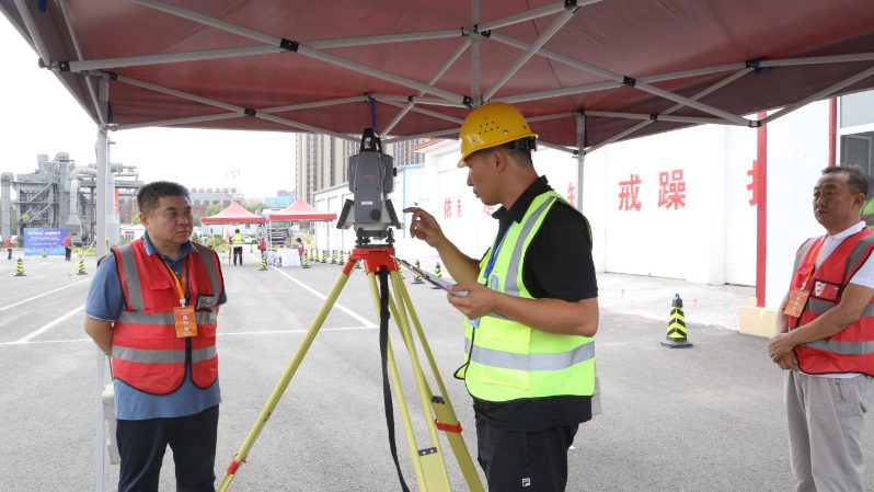 建功“十五五” 奋进新征程——自治区筑路工、工程测量员职工职业技能大赛隆重开幕2.png