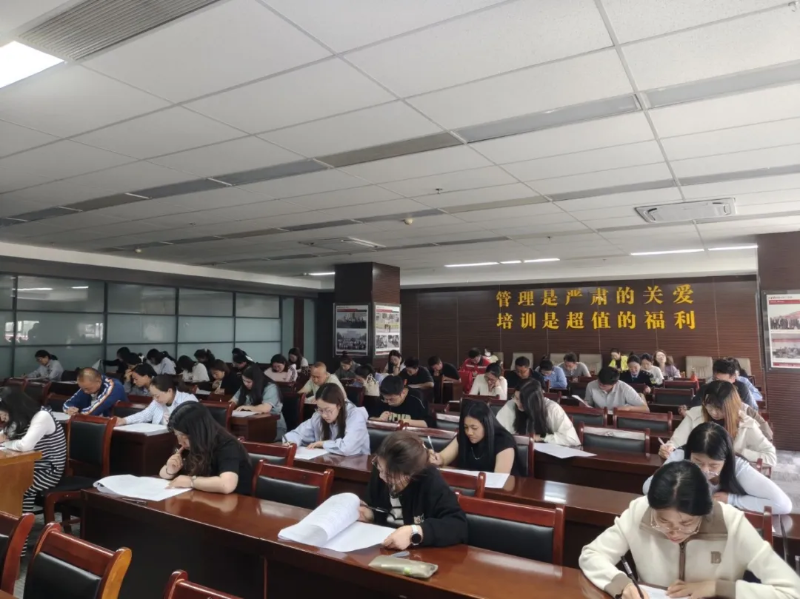 “赛场燃激情 同台竞风采”鄂尔多斯市康巴什区总工会举办职工法律知识暨“安康杯”知识竞赛.png