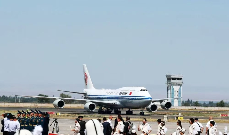 习近平抵达比什凯克出席2026年上海合作组织峰会并对吉尔吉斯斯坦进行国事访问.jpg