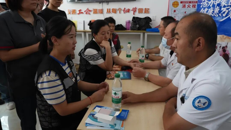通辽市总工会暖“新”服务进驿站.png