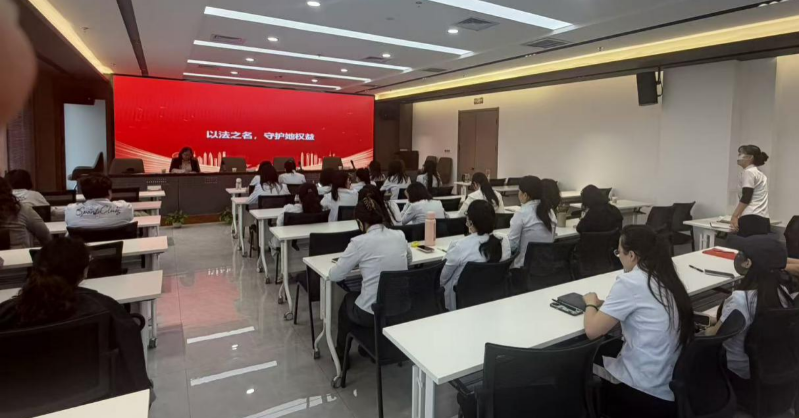 鄂尔多斯市康巴什区总工会开展女职工法律体检进企业普法活动.png